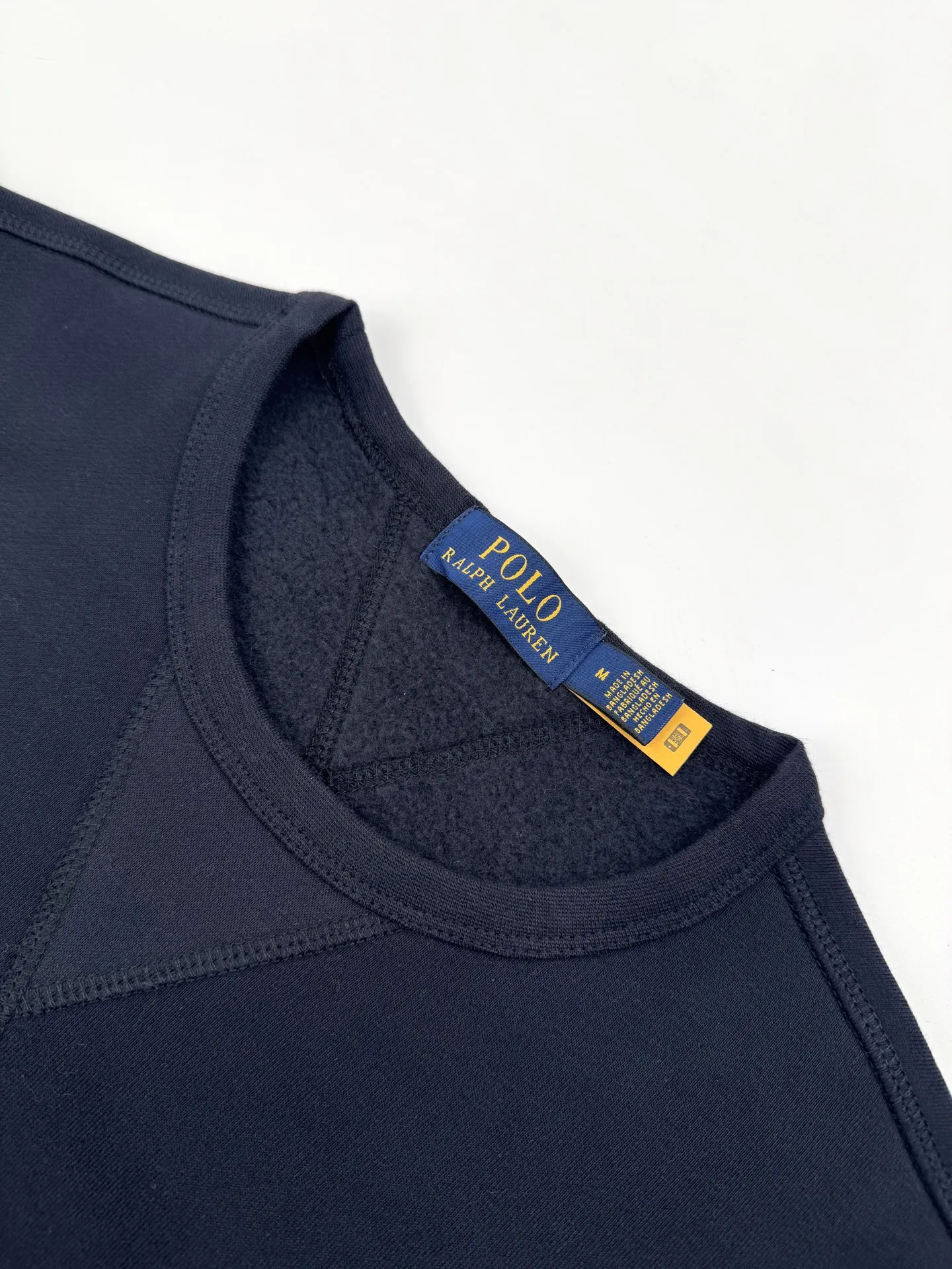 P280 Ralph Lauren logo embroidered sweatshirt. Customized cloud-like honey cotton fleece sweatshirt material. It feels delicate and comfortable against the skin. A touch of midnight navy blue is the main color. Exquisite red pony logo is embellished. It is highly recognizable. It has a breath of freedom and vitality. A symphony of pure and smart colors. It outlines a high-end silhouette with extreme simplicity. It becomes the smart focus of the vision and shows the taste in silence. Process 1: Using imported machine embroidery process Use advanced computer control systems and precision mechanical components to achieve the iconic pony embroidery operation with high precision and smooth and delicate lines. Process 2: Use the Hasuo process and sew with a specific machine. The Hasuo fastness is high and adds visual effects. It is time-consuming and labor-intensive. Process 3: The fabrics are washed and have a better hand feel. Not easy to deform. Not easy to shrink. Not easy to fade. Maintain long-term beauty. Accessories: Customized 1:1 Ralph Lauren trademark. Version: Fitted fit Size: S M L XL Style number: 25296